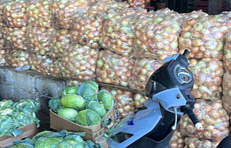 شكا مزارعو البصل في سهل البقاع من غزو عشرات الاطنان من البصل السوري كل الأسواق الزراعية اللبنانية ولم يستطع اي مزارع لبناني بيع شاحنة واحدة من البصل اللبناني الذي بدأ موسمه منذ ايام قليلة . وناشد رئيس تجمع مزارعي وفلاحي البقاع ابراهيم الترشيشي كل المعنيين