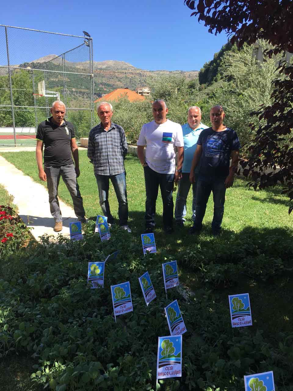  توزيع شتولاً صيفية من قبل بلديتي المزاريب وعرستا (قضاء جبيل)