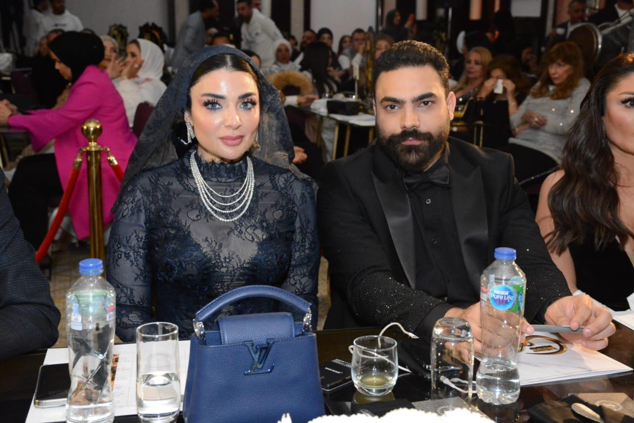 رامونا يونس تذهل الحضور بإطلالتها وتتألق في لجنة تحكيم ملكة جمال العرب