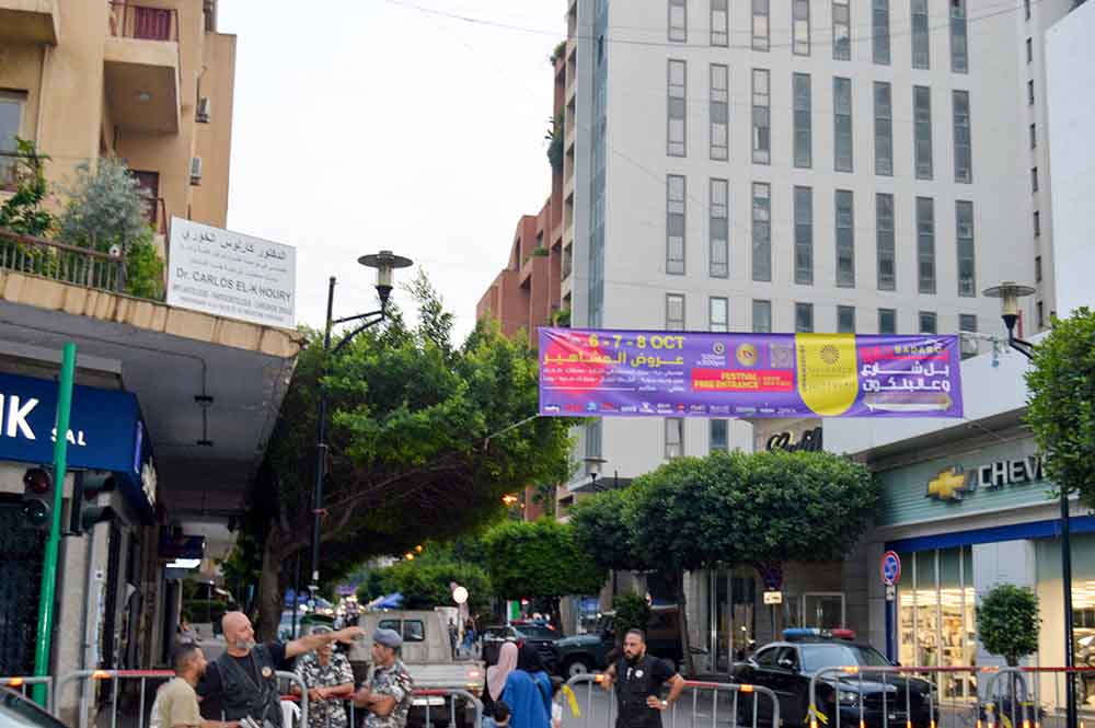  بعد النجاح الباهر الذي حققته مهرجانات الشرفات الثلاثة السابقة خلال فصل الصيف، يسر المنظمون SILVERSUN وWittyCan مع Badaro Traders الإعلان عن عودة مهرجان الشرفة إلى بيروت - حيث بدأ كل شيء في شهر مايو - المهرجان الرابع والأخير. هذا الموسم في بدارو "ب الشارع وعلى البلكون" يوم الجمعة 6 أكتوبر من الساعة 5 مساءً حتى 11 مساءً، والسبت 7 أكتوبر والأحد 8 أكتوبر من الساعة 11 صباحًا حتى 11 مساءً.             رحلة بدأت في 13 أيار/مايو من هذا العام، في الجميزة  على "الماشي والبلكون" وانتقلت إلى مهرجان زحلة "البردوني والب