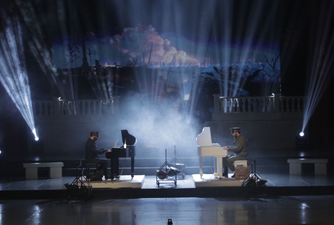 بعد النجاح الكبير.. الأخوان فريد وماهر الصبّاغ يطلقان "وطني أنا عالمسرح" من مسرحيتهما "مش بس عالميلاد"