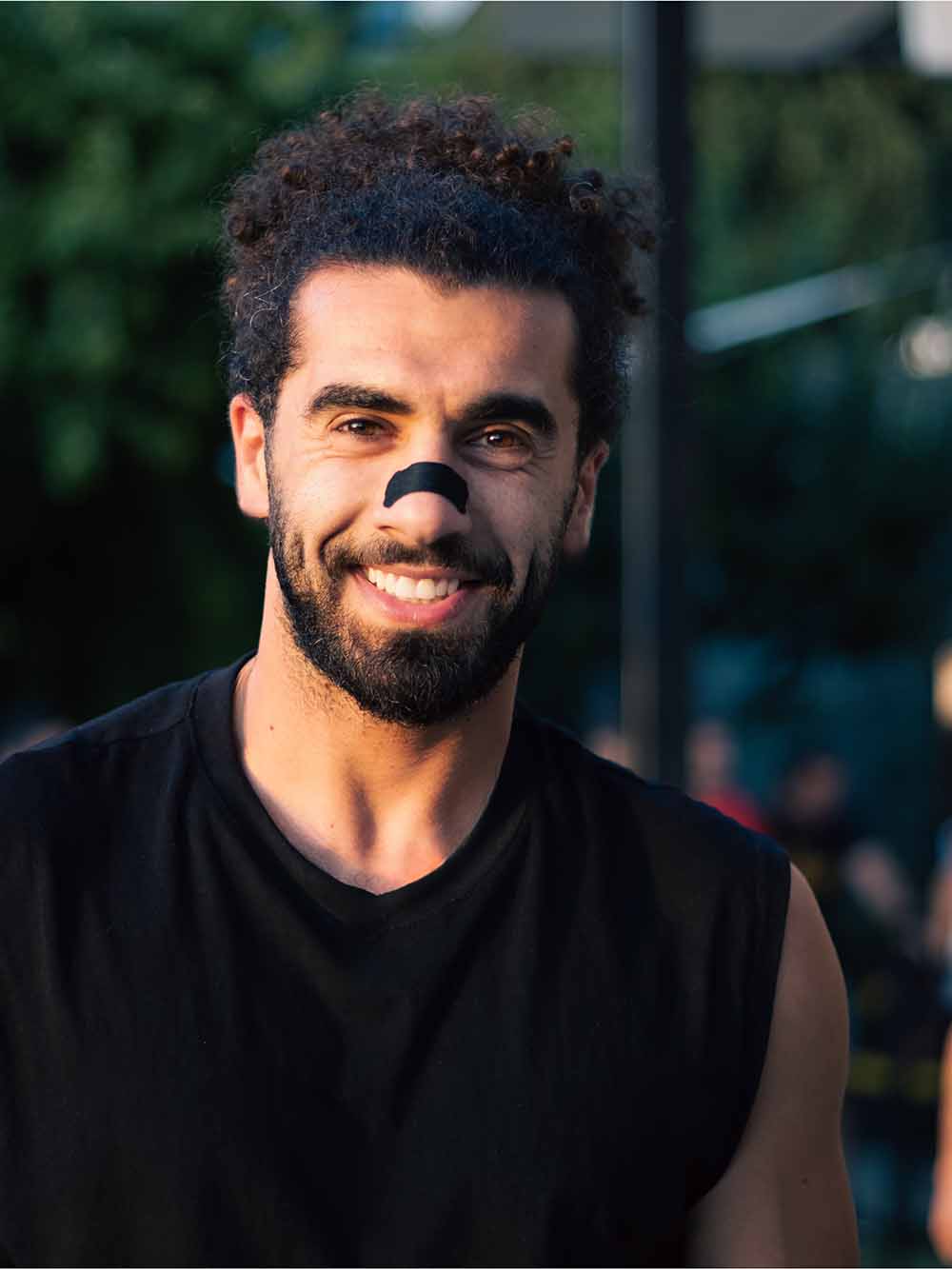 لاصقات الأنف بين الموضة والفائدة: ابتكار  فعّال  لتحسين التنفّس