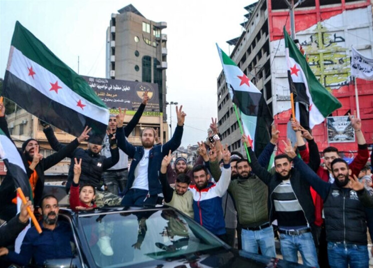 لا تزال تظاهرات النازحين السوريين في لبنان لمناسبة الذكرى الأولى لسقوط نظام بشار الاسد والتي حصلت الاثنين 8- 12- 2025، تتفاعل داخل الأوساط السياسية، وتستأثر بحيز كبير من تعليقات السفراء المعتمدين في بيروت ومداولاتهم وتحليلاتهم. وهي موضع متابعة جادة ومجهرية لدى الأجهزة الأمنية، بعدما نجح الجيش في احتوائها وحصر تداعياتها. وإنّ هذه الأجهزة التي تؤكّد أنّ الوضع هو تحت السيطرة، فإنّها في حال استنفار ومتابعة دائمين، واستباق أي محاولة لتكرار ما حصل، لأنّ الوضع دقيق، وليس سهلاً، وأنّه لا تجوز الاستعانة بملف النزوح 