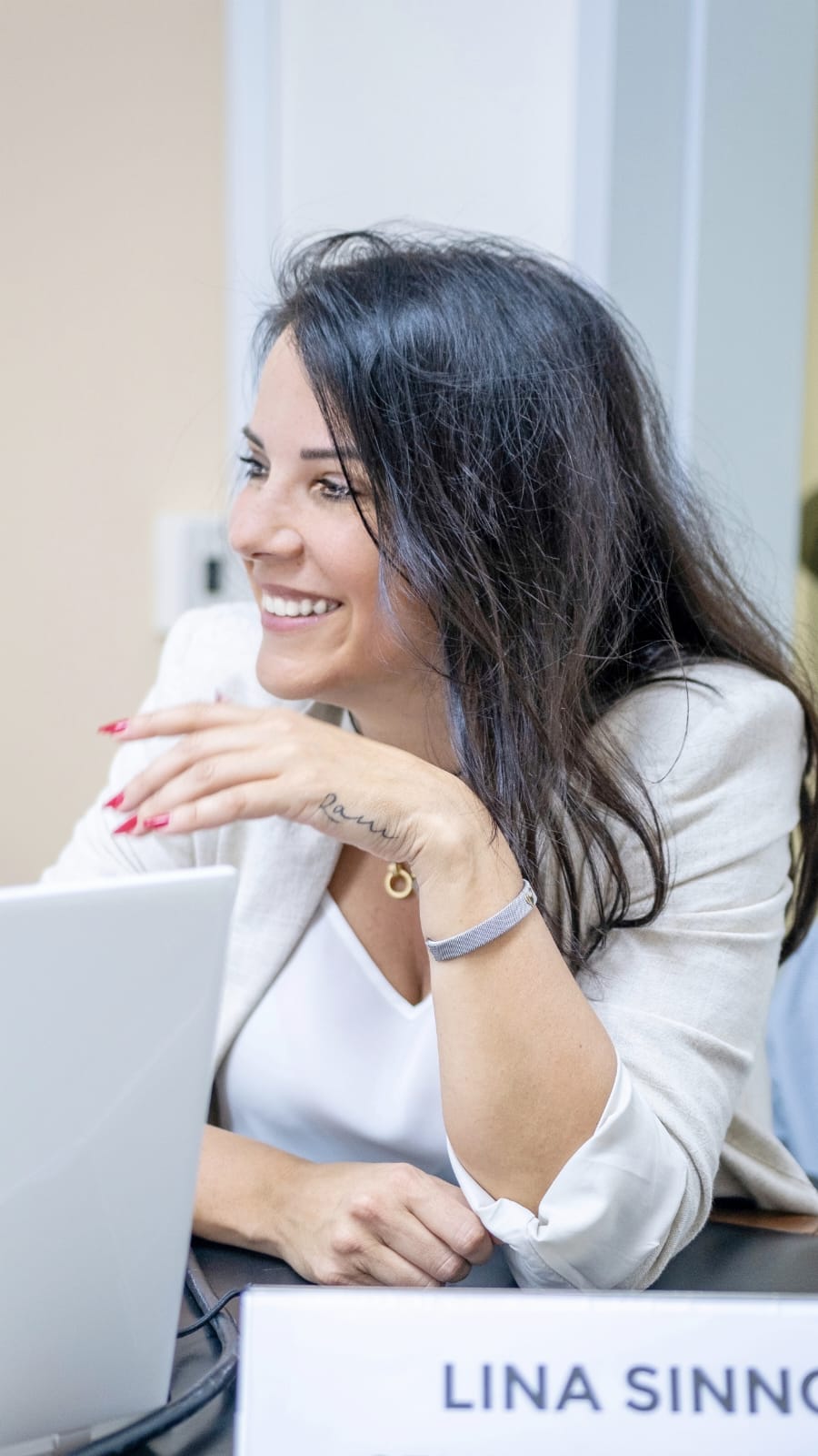 في لقاء خاص مع رئيس التحرير الزميلة ميراي صافي عيد، تحدثت السيدة لينا سنو، المرشحة المستقلة على لائحة "بيروت بتجمعنا"، عن رؤيتها لتطوير العاصمة اللبنانية بيروت، مستندةً إلى خبرتها الواسعة في مجالات السياحة، التسويق الرقمي، والإدارة.   دوافع الترشح: أوضحت سنو أن ترشحها للانتخابات البلدية نابع من إيمانها العميق بضرورة التغيير الإيجابي في بيروت. وقالت: "أنا لينا وجيه سنو، مرشحة غير حزبية على لائحة 'بيروت بتجمعنا'. دخلت المعركة البلدية لأن لدي مشروعًا واضحًا، رؤية حديثة، وكفًا بيضاء مثل الثلج. أؤمن بأن بيروت تح