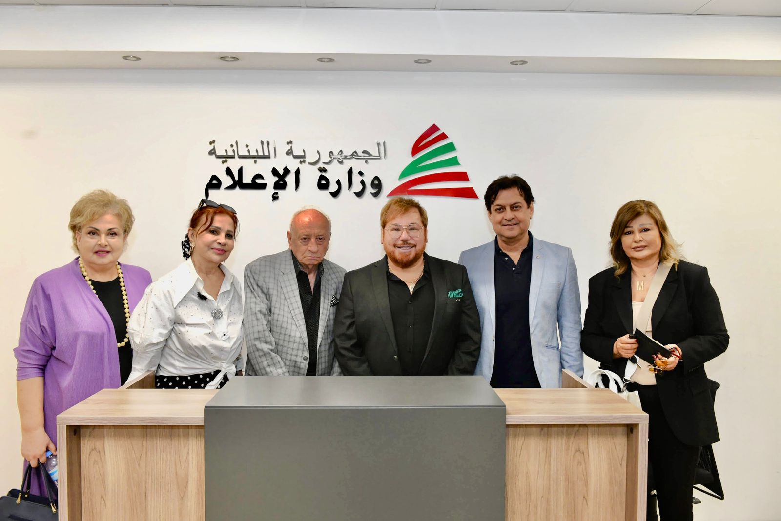 وزير الإعلام يرعى مهرجان الزمن الجميل: احتفاء رسمي بفنّ الكبار في دورته الثامنة