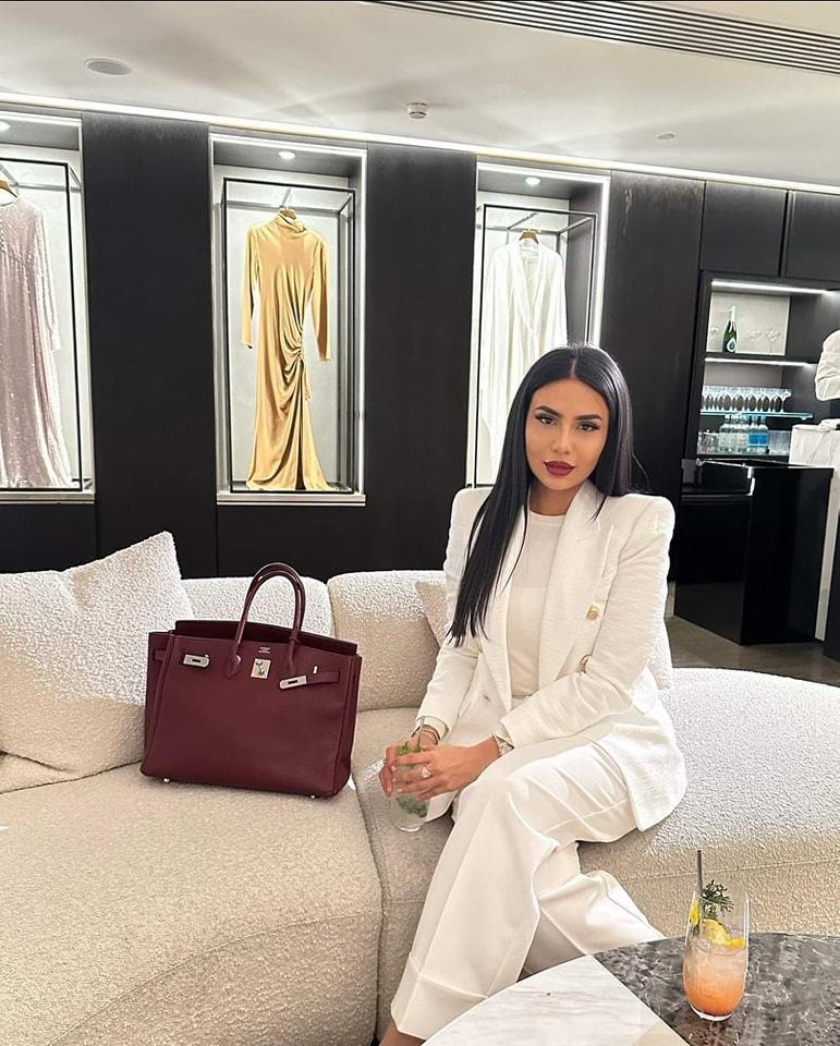 لبنى عبد العزيز: أناقة على الشاشة وأسلوب يعكس قوة الحضور