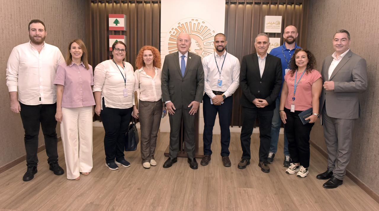 في إطار متابعة برامج “برنامج الأغذية العالمي” في شمال لبنان، قام وفد من المكتب بزيارة ميدانية إلى غرفة التجارة والصناعة والزراعة في طرابلس، ضمّ السيدة ليليانا يوفتشيفا، نائبة المدير القطري لبرنامج الأغذية العالمي، وعددًا من مسؤولي الفريق، وذلك في زيارة تحمل أبعادًا إنسانية وتنموية.  رحّب رئيس الغرفة السيد توفيق دبوسي بالوفد، مثنيًا على دور المؤسسات الدولية في دعم المجتمعات، ومؤكدًا على أهمية طرابلس كمركز فعّال لتنفيذ المشاريع التنموية.  بدورها، أكدت السيدة يوفشيفا على الترابط بين الاستقرار في لبنان وسوريا، 