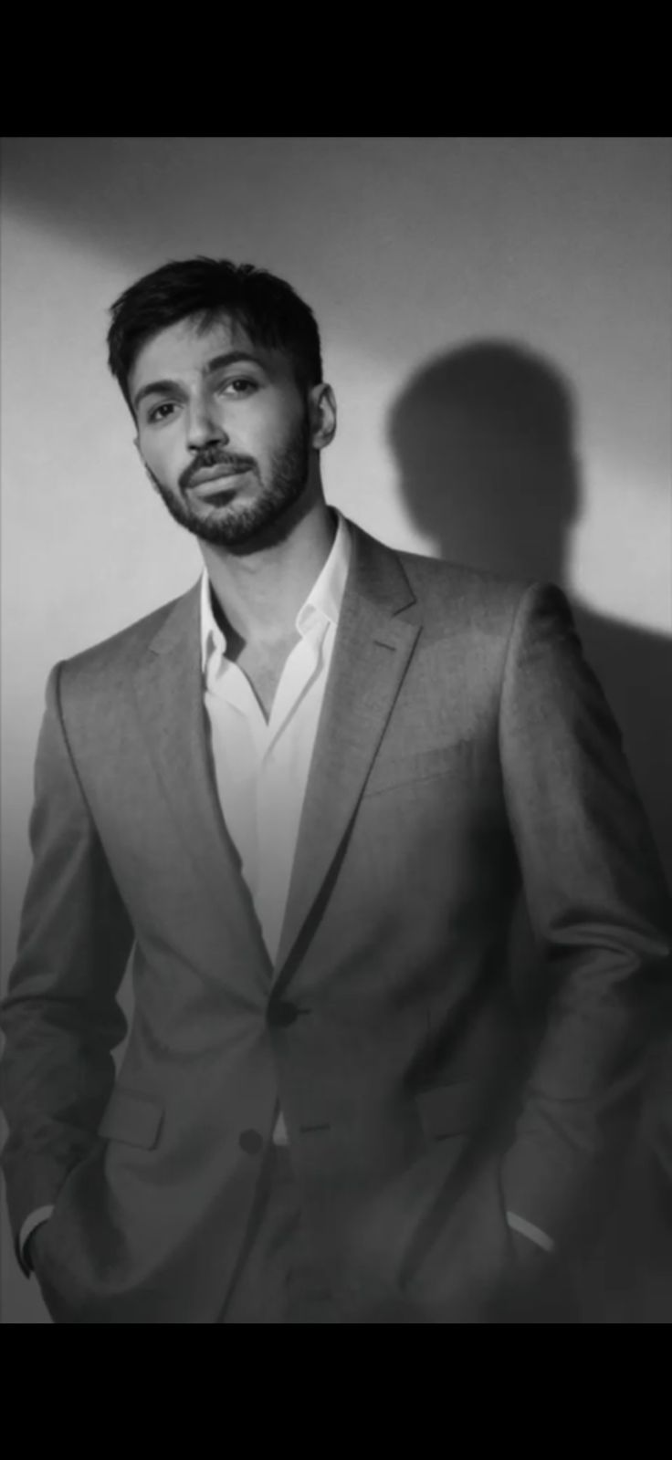  خالد العبد الله: هل ينجح الصوت الإماراتي الجديد في إعادة زمن الثمانينات بـ "شايف عيونك "؟