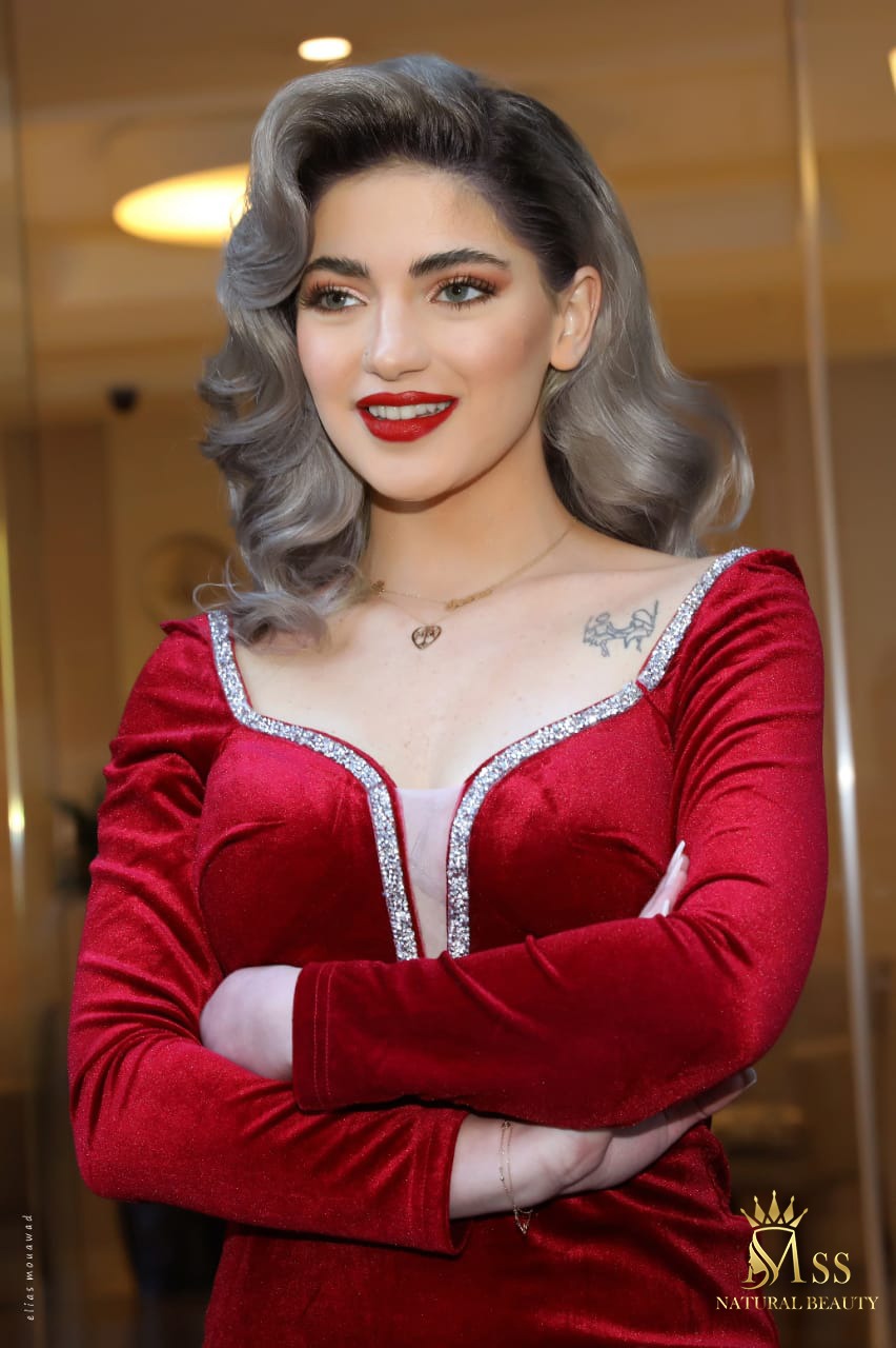 Miss natural beauty جيسيكا قيس تتألق في الأحمر في عيد الحب