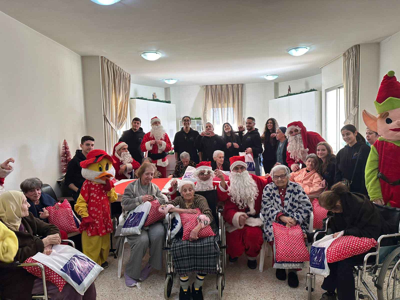 " روح زورن ببيتن " هيك مضى أعضاء حركة شباب الشرق العيد مع المسنين.