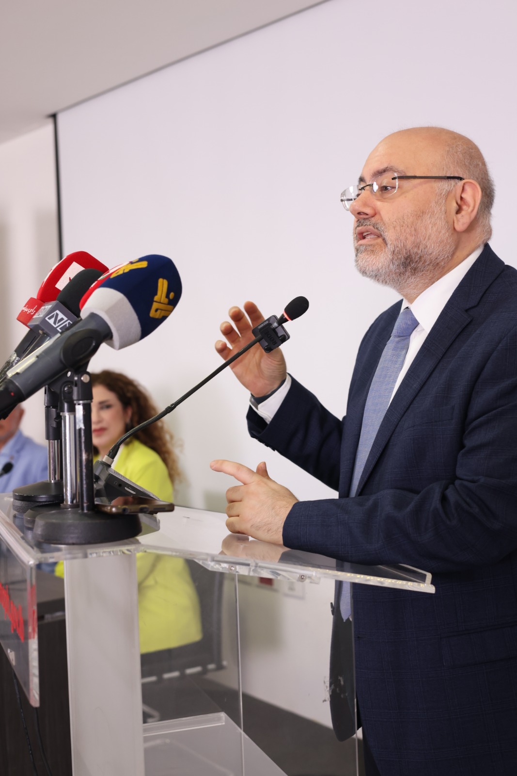  إطلاق حملة الإتحاد العربي للمهن البصرية "رؤيا للبنان أفضل" الأبيض: الحملة عينة لضرورة تغليب الروح الإيجابية رغم الظروف الصعبة الأشقر تشدد على التوعية على مخاطر المفاهيم الخاطئة للنظر