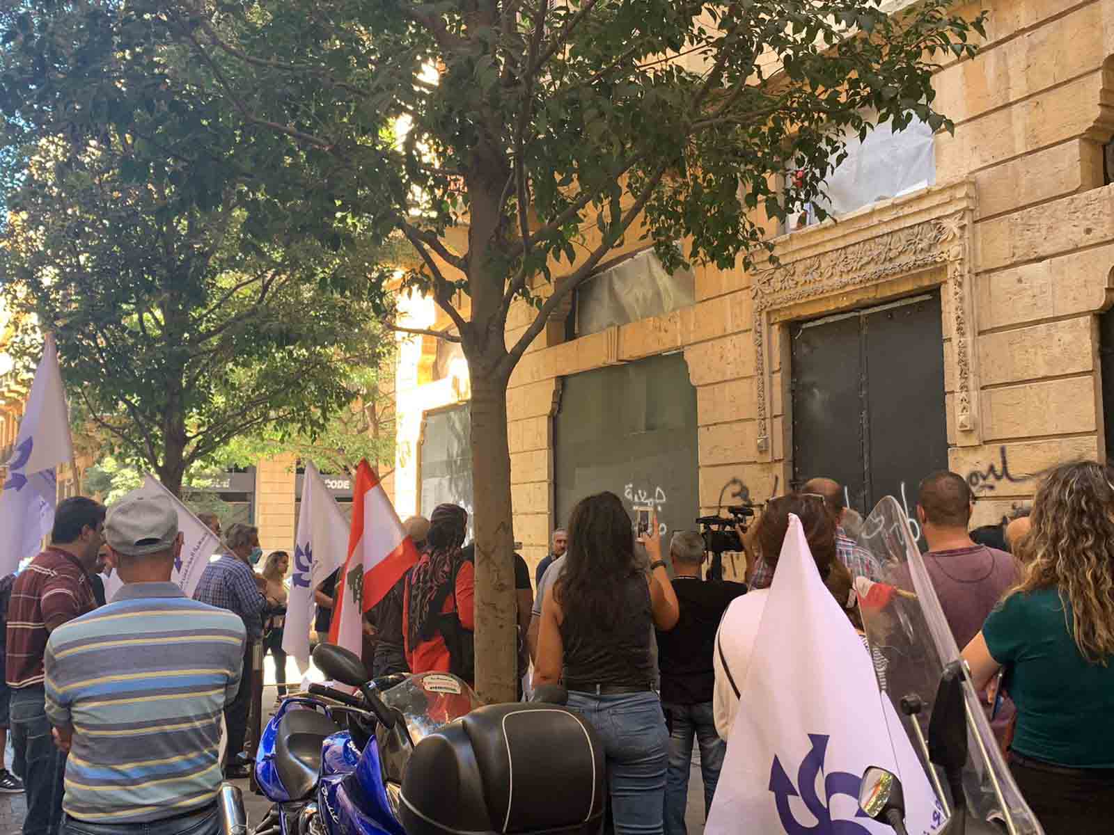 تحرك المودعين أمس أثبت إمكانية تحقيق المستحيل.. سلطة المصارف ستسقط حتماً