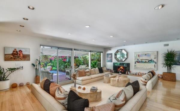 في منزل أديل، تحظى غرفة الجلوس بفسحة