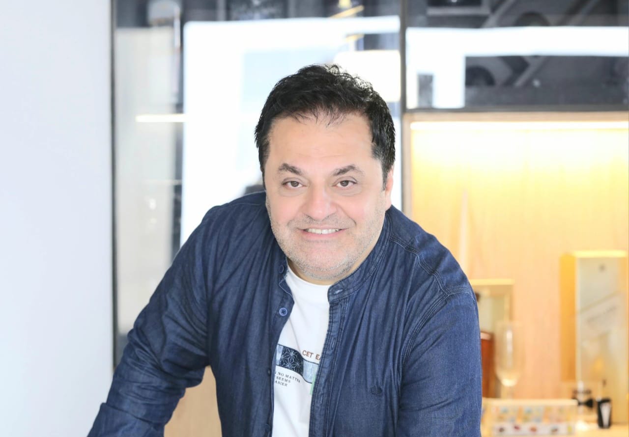 رفيق خويري ينشر لقطات رومانسية مع امرأة..فهل انفصل عن زوجته؟