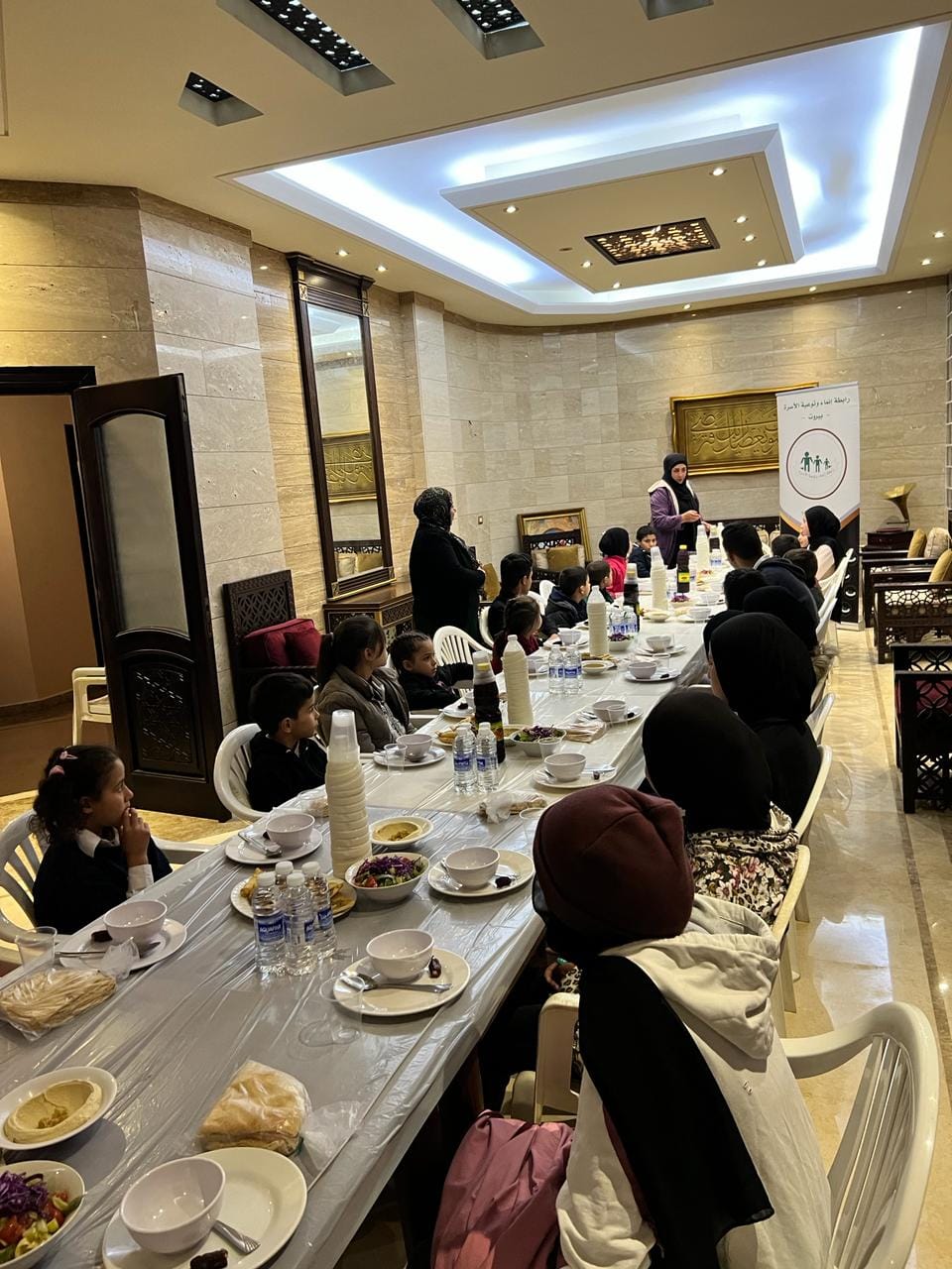 عشرات الأطفال الايتام وامعوزين بضيافة السيدة ثريا خانم قردوحي عريمط على افطار في سهل عكار ..