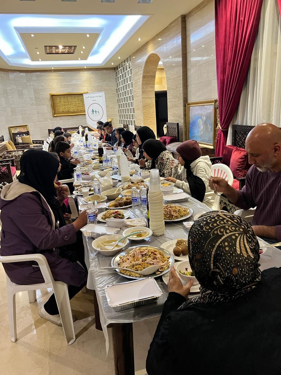 عشرات الأطفال الايتام وامعوزين بضيافة السيدة ثريا خانم قردوحي عريمط على افطار في سهل عكار ..