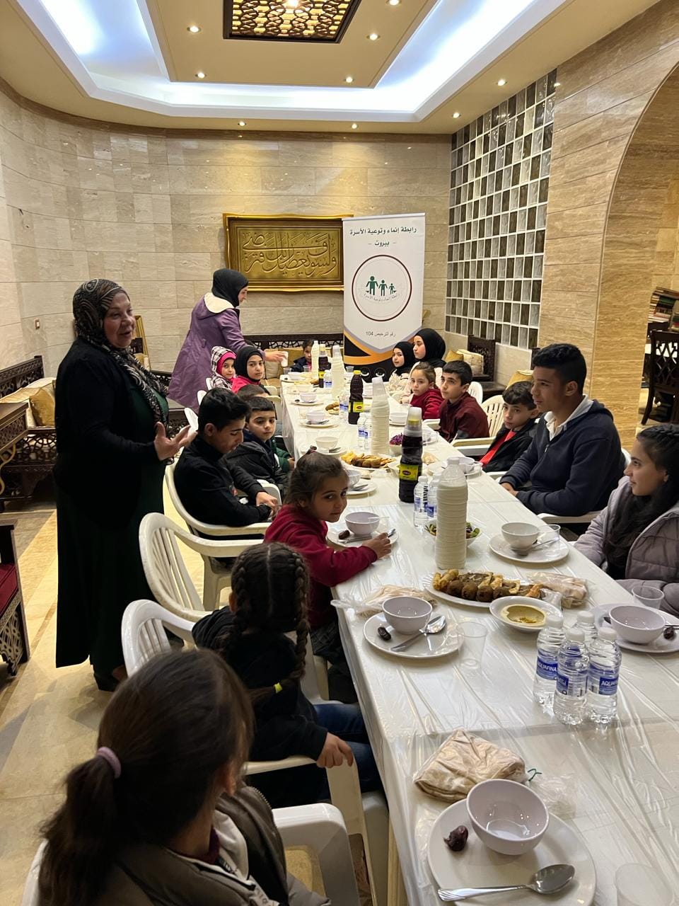 عشرات الأطفال الايتام وامعوزين بضيافة السيدة ثريا خانم قردوحي عريمط على افطار في سهل عكار ..