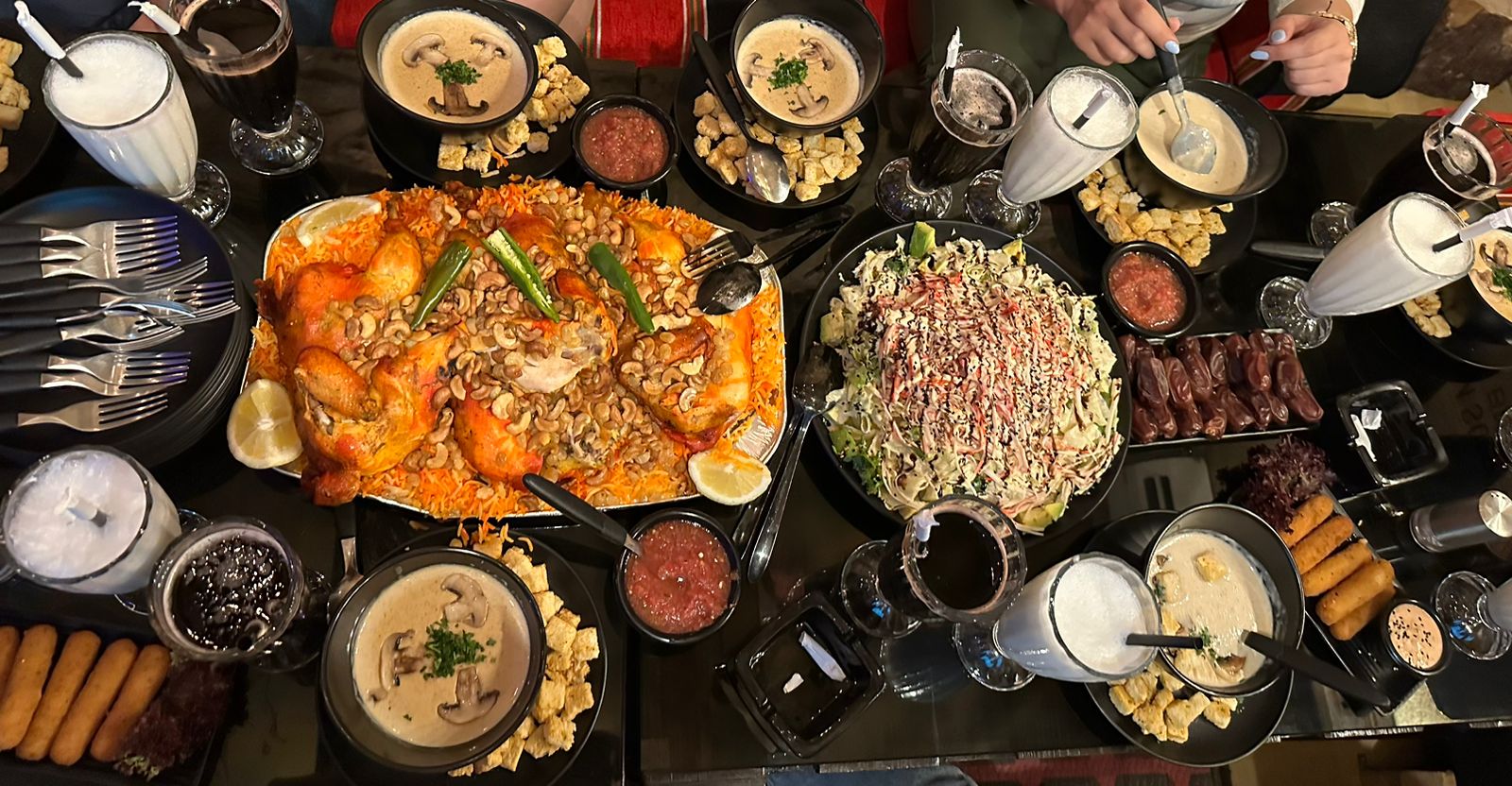 في منطقة عاليه النابضة بالحياة، يتألق cave كواحد من الوجهات الرائعة