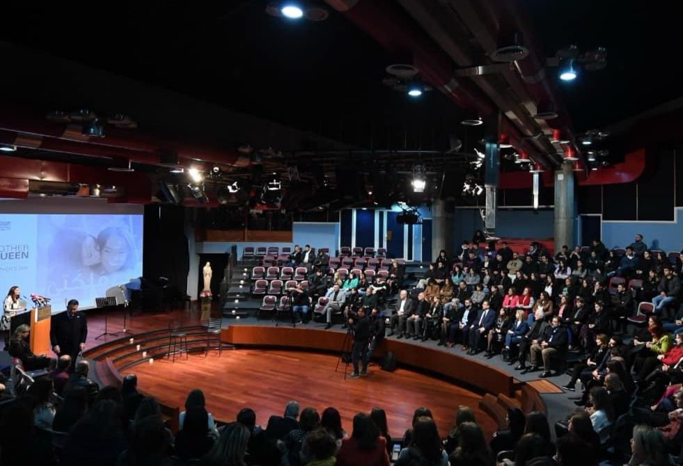 " أمي ملكتي " في جامعة سيدة اللويزة ...