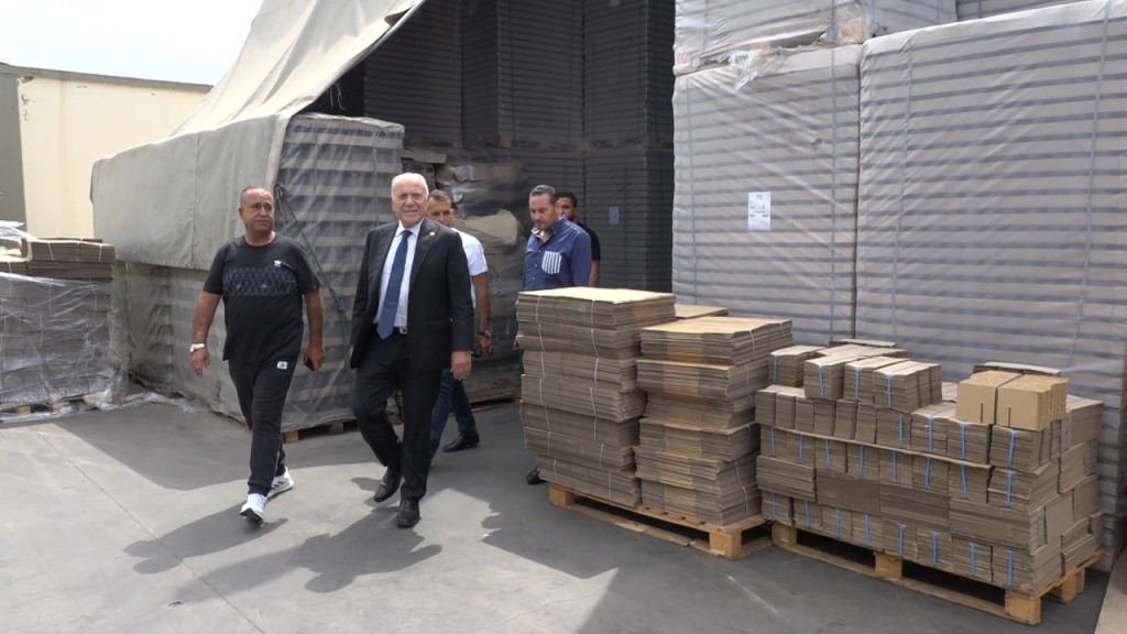 دبوسي يتابع هموم المؤسسات الانتاجية ويتفقد مصانع قبيطري للزجاج في البداوي