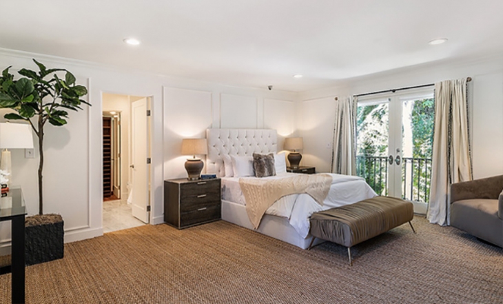 غرفة نوم جيسيكا ألبا Jessica Alba ترتدي حلَّةً معاصرةً