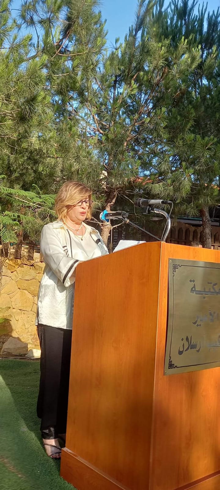 أمسية ثلاثية عشق (كلمة، ريشة ووتر) وتوقيع كتاب  للشاعرة عبير عربيد الشعار 