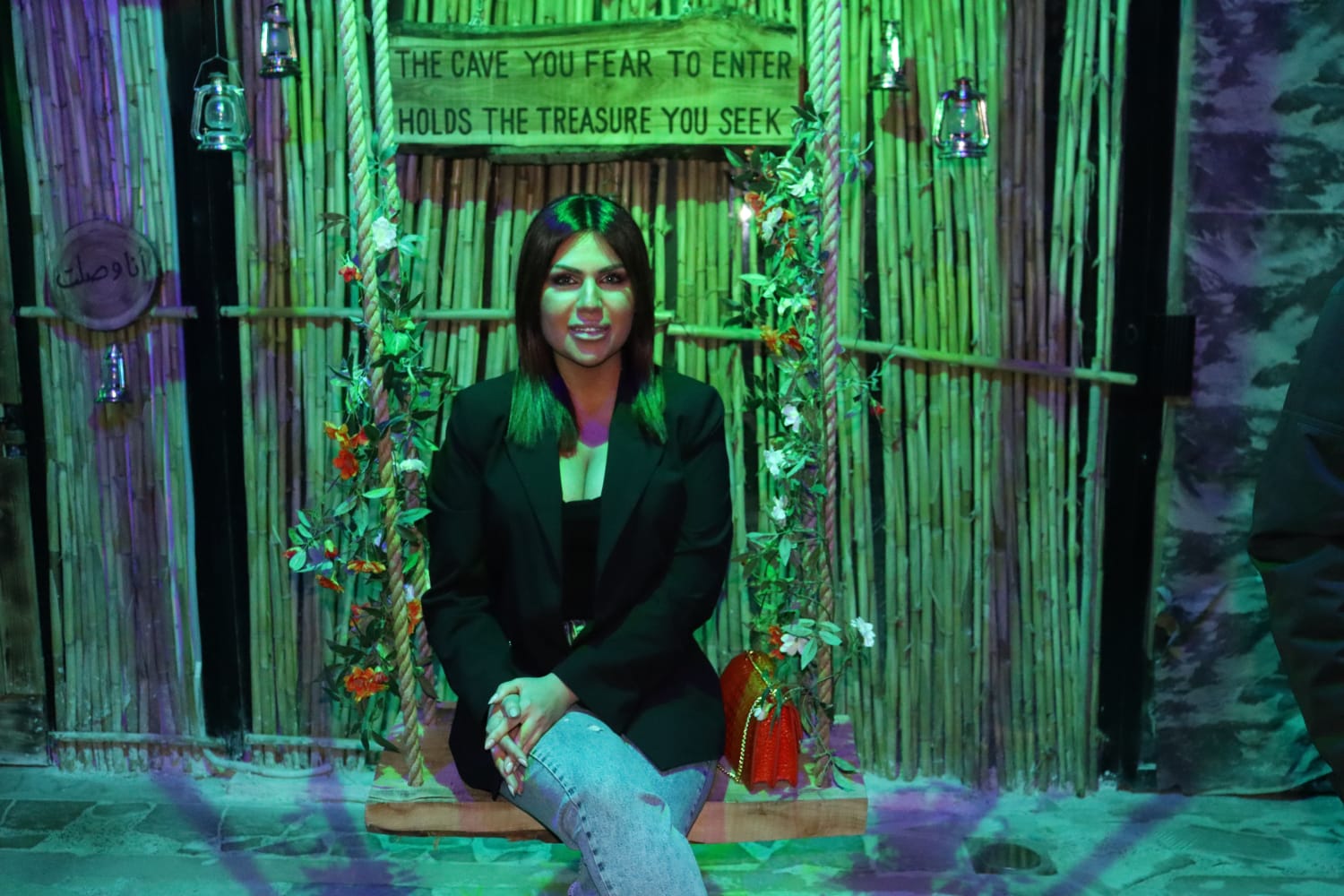 في منطقة عاليه النابضة بالحياة، يتألق cave كواحد من الوجهات الرائعة