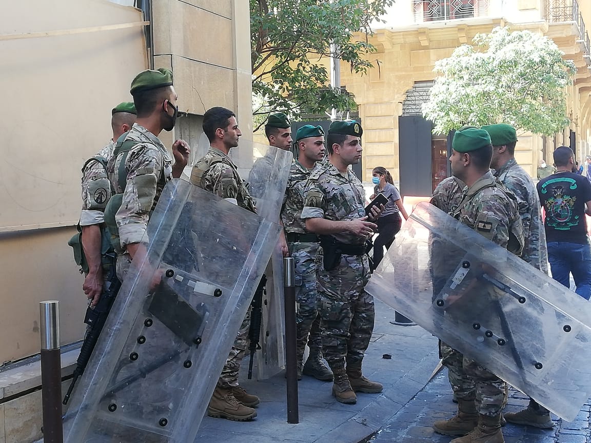 تحرك المودعين أمس أثبت إمكانية تحقيق المستحيل.. سلطة المصارف ستسقط حتماً