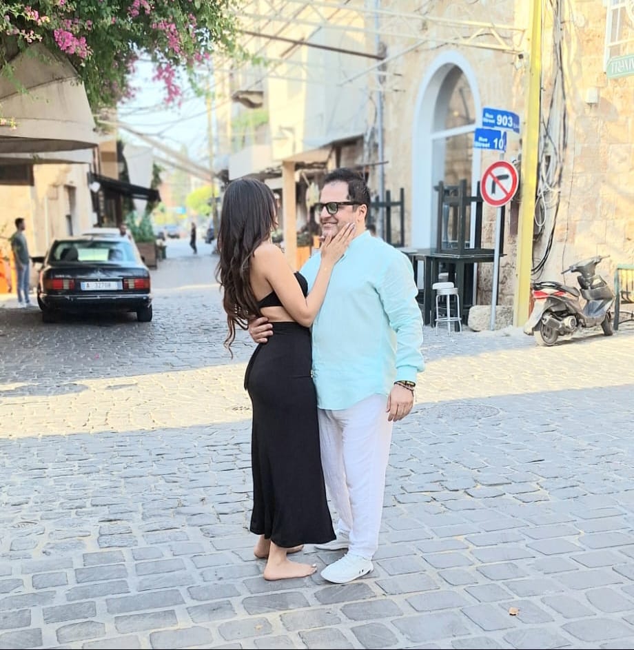 رفيق خويري ينشر لقطات رومانسية مع امرأة..فهل انفصل عن زوجته؟