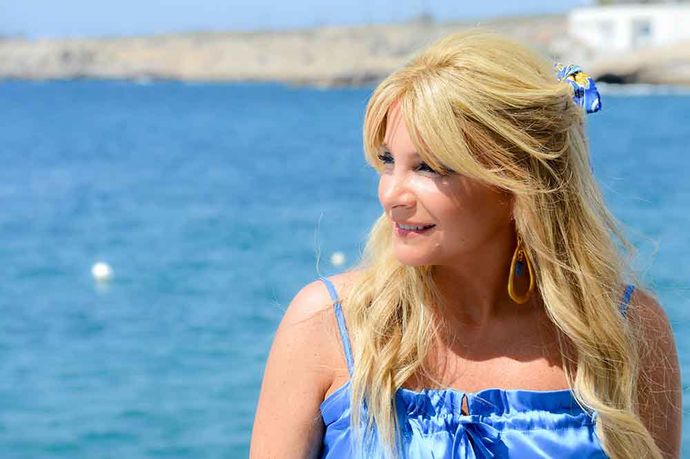 "تانيا قسيس تُطلق 'خلّيني معاك': بين الرومانسية والإبداع البصري"