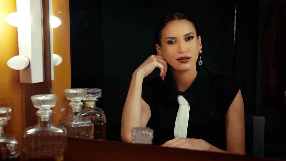 منال ملاط تطلق "حياتي الثالثة" وثلاثة أعمال مصوّرة أشبه بسلسلة درامية-مسرحية