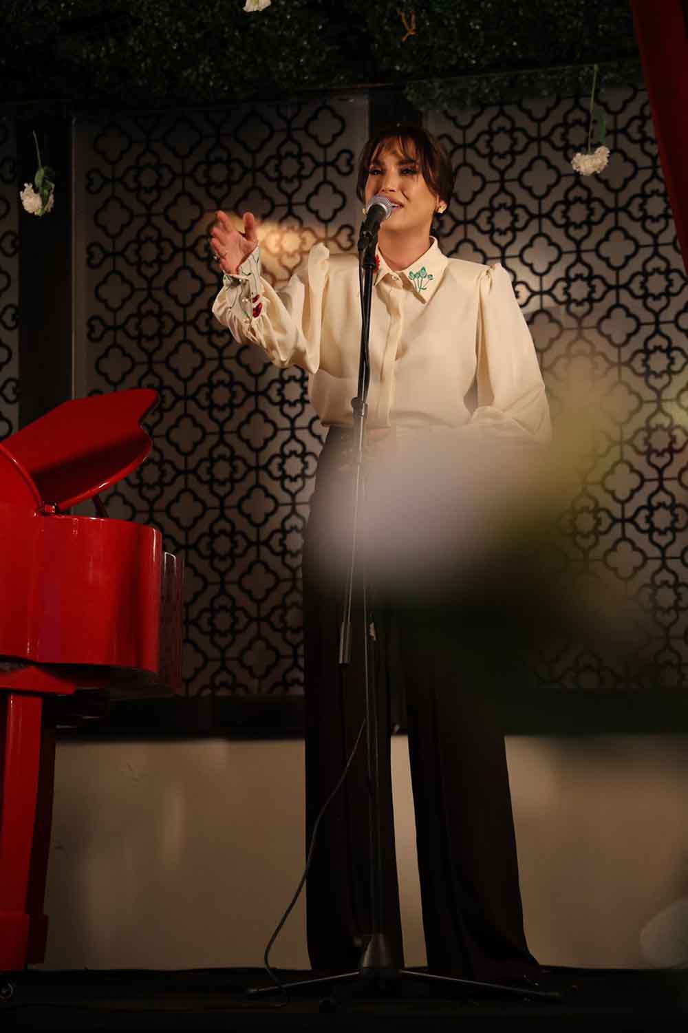 منال ملاط تطلق "حياتي الثالثة" وثلاثة أعمال مصوّرة أشبه بسلسلة درامية-مسرحية