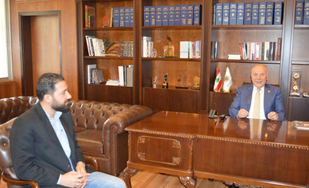 إستقبل رئيس غرفة التجارة والصناعة والزراعة في طرابلس والشمال توفيق دبوسي رئيس بلدية بقاعصفرين ـ الضنية بلال زود، حيث عقد إجتماع جرى خلاله البحث في سبل التعاون المشترك، خصوصا عبر مختبرات الجودة وسلامة الغذاء ومركز ابحاث الزراعة والصناعات الغذائية التي تتميز فيها الغرفة لجهة تقديم الخدمات والارشادات المطلوبة للمزارعين لحماية الانتاج وضمان جودته. كما تم التوافق على ضرورة الاهتمام بالملاحم في بقاعصفرين ومنطقة الضنية عموما لتصبح مطابقة للمواصفات المطلوبة، فضلا عن المشاريع المشتركة التي من شأنها تعزيز الاصطياف وا