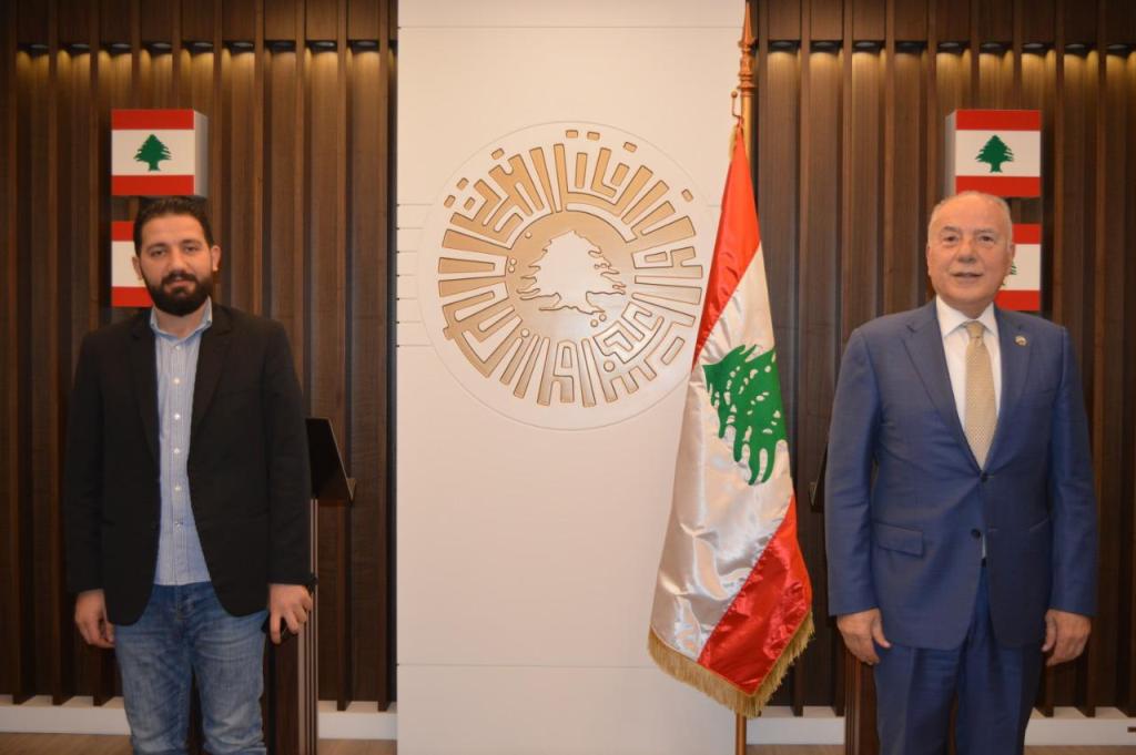 إستقبل رئيس غرفة التجارة والصناعة والزراعة في طرابلس والشمال توفيق دبوسي رئيس بلدية بقاعصفرين ـ الضنية بلال زود، حيث عقد إجتماع جرى خلاله البحث في سبل التعاون المشترك، خصوصا عبر مختبرات الجودة وسلامة الغذاء ومركز ابحاث الزراعة والصناعات الغذائية التي تتميز فيها الغرفة لجهة تقديم الخدمات والارشادات المطلوبة للمزارعين لحماية الانتاج وضمان جودته. كما تم التوافق على ضرورة الاهتمام بالملاحم في بقاعصفرين ومنطقة الضنية عموما لتصبح مطابقة للمواصفات المطلوبة، فضلا عن المشاريع المشتركة التي من شأنها تعزيز الاصطياف وا