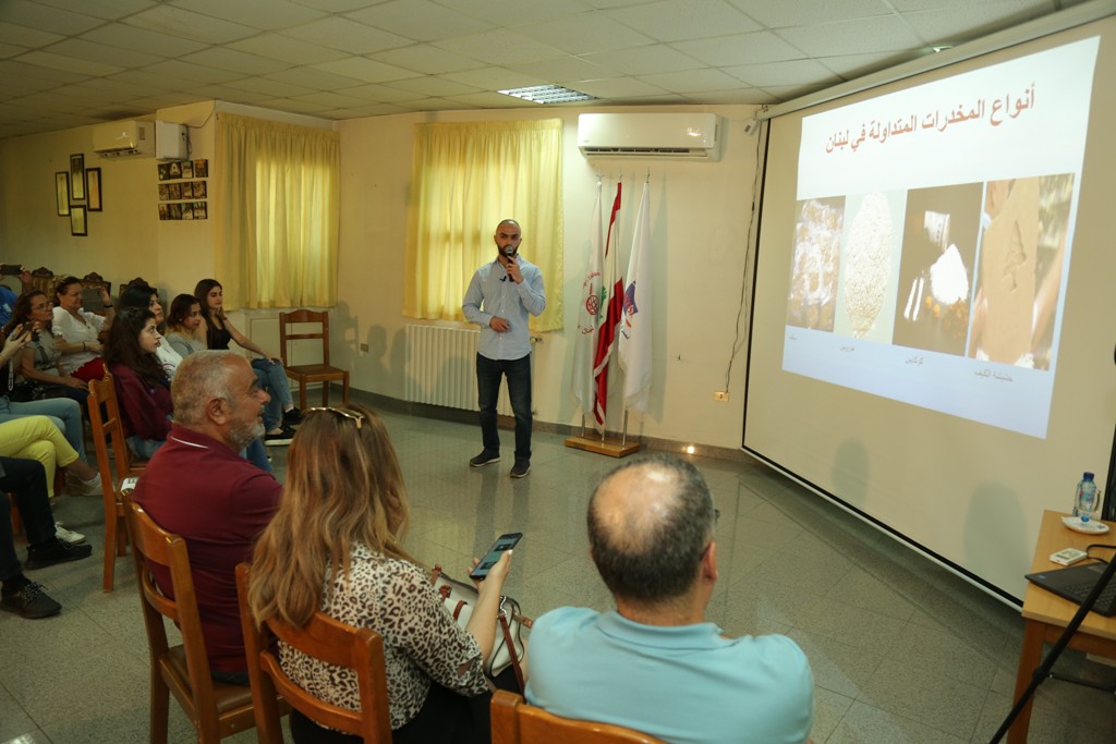 في اليوم العالمي لمكافحة المخدرات.. جمعية "نسروتو" والأب مروان غانم استضافا النقيب علي مبارك في محاضرة حول مخاطر الإدمان