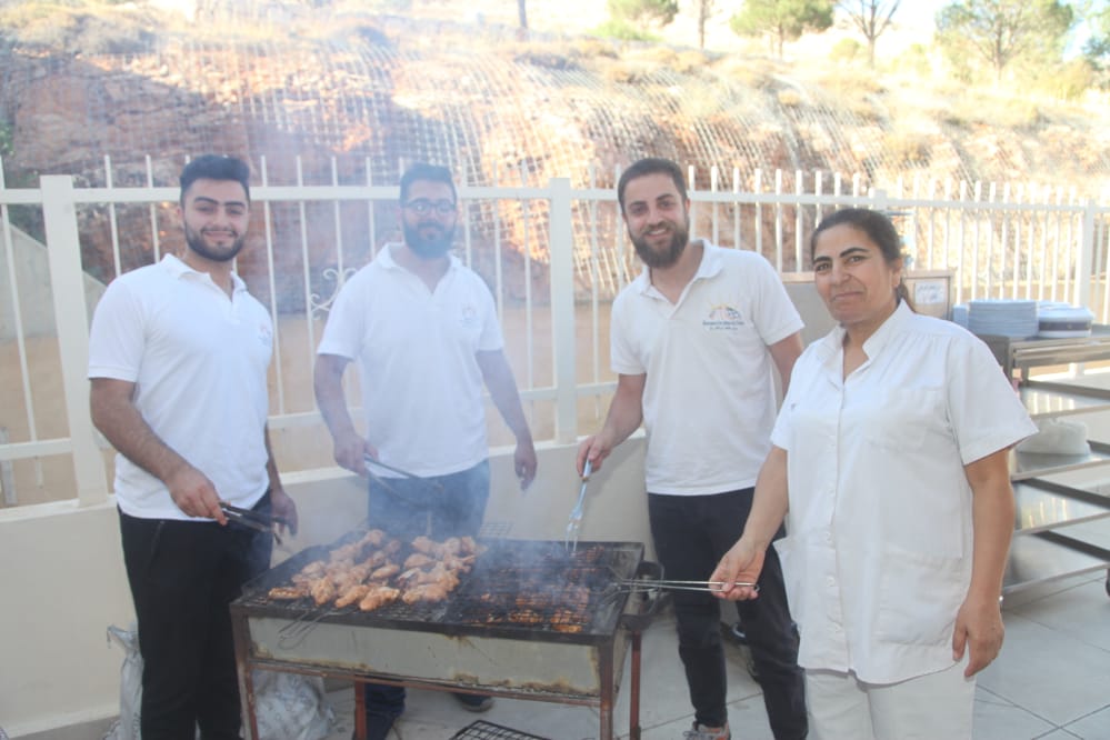 حركة شباب الشرق تحتفل مع المسنين في مركز راهبات الصليب شليفا بحضور صاحب السيادة المطران يوحنا رحمة.