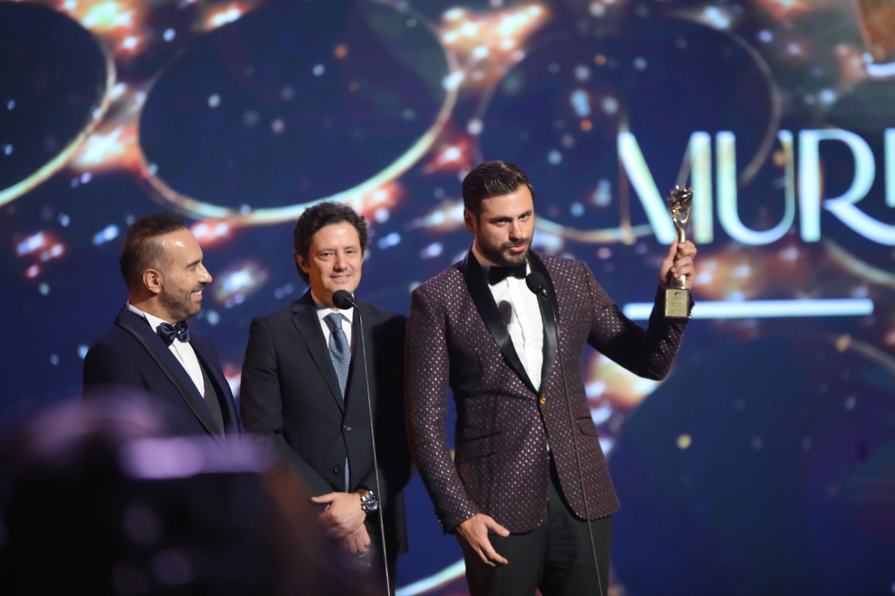 عازف التشيللو العالمي HAUSER يحصد جائزة خاصة من "الموركس دور"