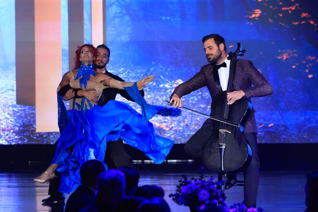 عازف التشيللو العالمي HAUSER يحصد جائزة خاصة من "الموركس دور"