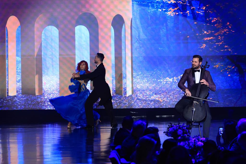 عازف التشيللو العالمي HAUSER يحصد جائزة خاصة من "الموركس دور"