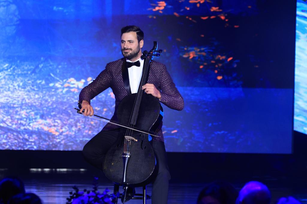 عازف التشيللو العالمي HAUSER يحصد جائزة خاصة من "الموركس دور"