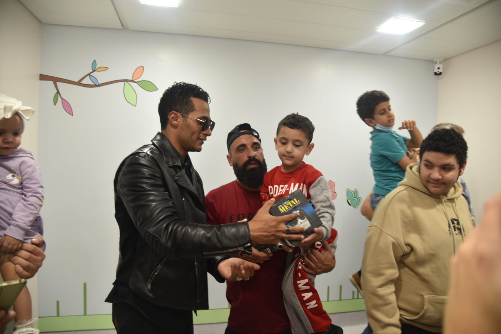 محمد رمضان في زيارة خاصة لمركز سرطان الاطفال في مستشفى الروم