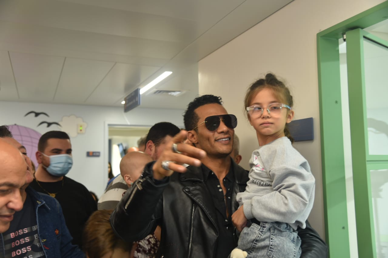 محمد رمضان في زيارة خاصة لمركز سرطان الاطفال في مستشفى الروم