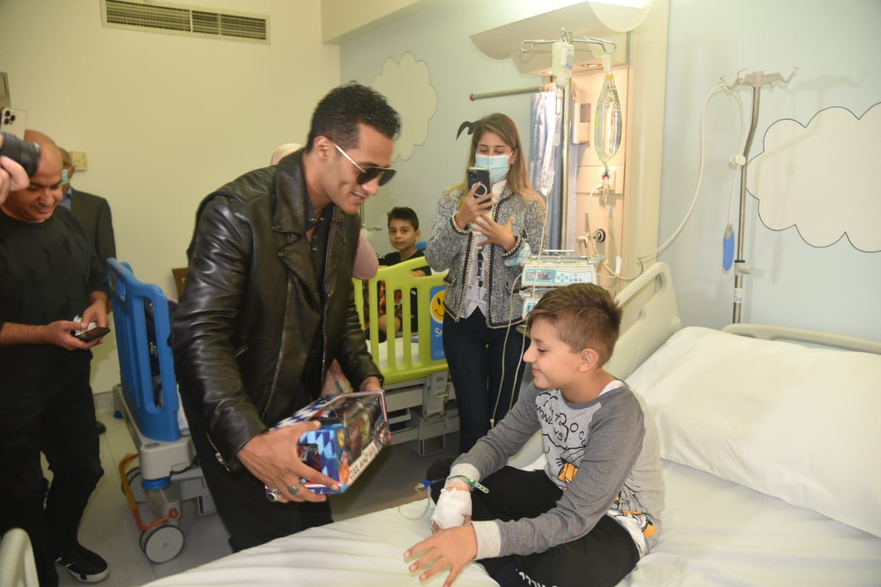 محمد رمضان في زيارة خاصة لمركز سرطان الاطفال في مستشفى الروم