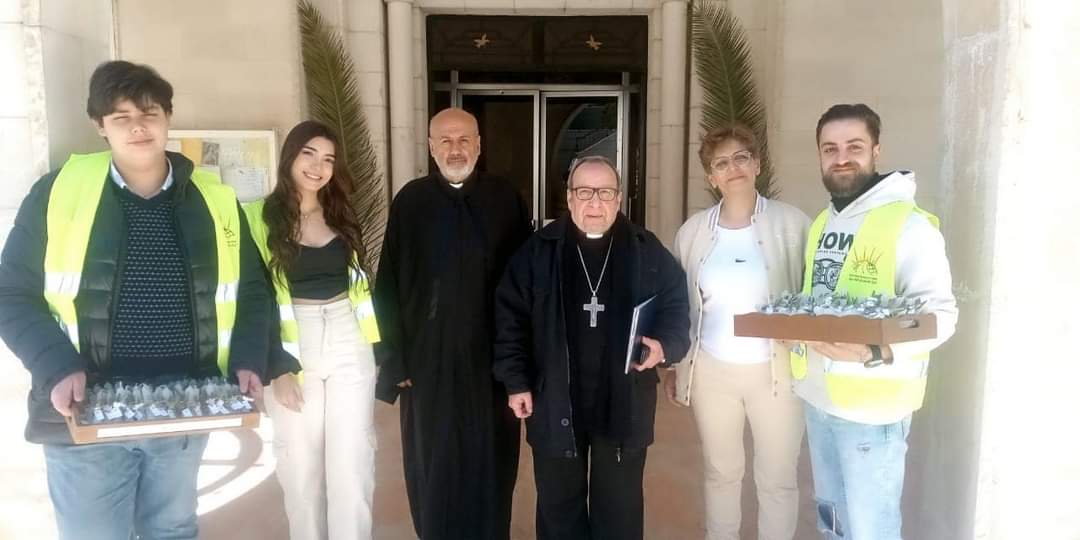 حركة شباب الشرق توزع الشموع على المؤمنين في كنائس زحلة.