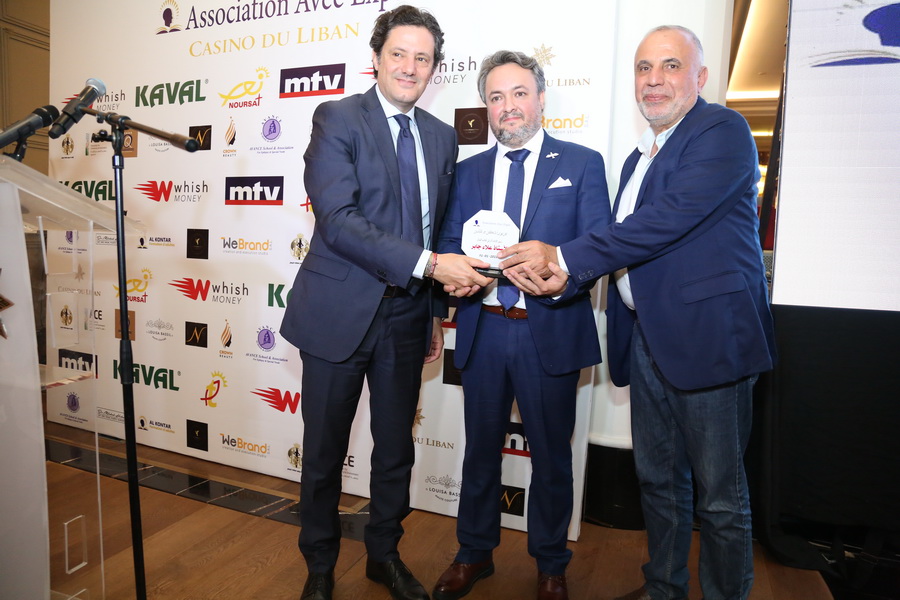 رئيس اتحاد ملكات الجمال السيد علاء جابر مكرماً.