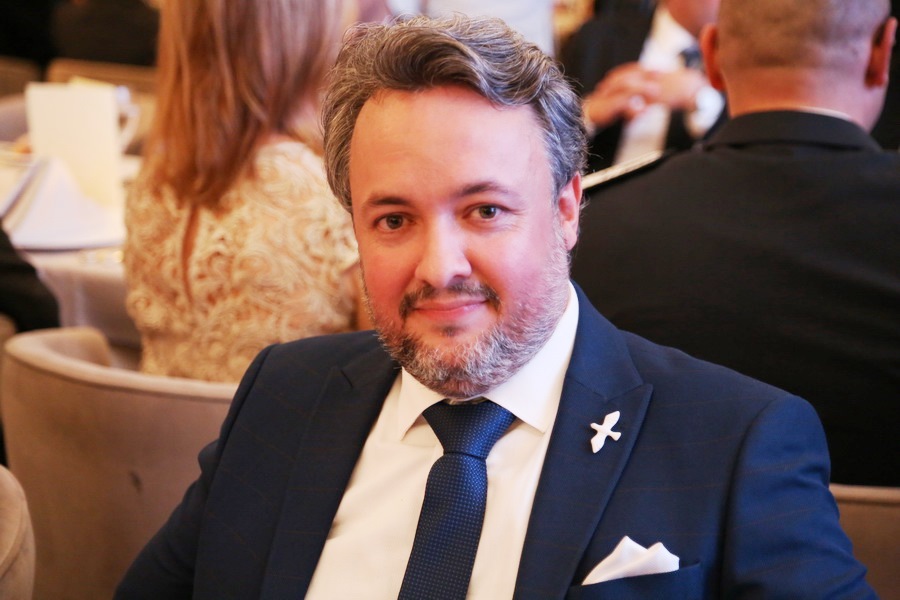 رئيس اتحاد ملكات الجمال السيد علاء جابر مكرماً.