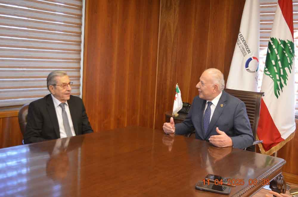 استقبل  رئيس غرفة التجارة والصناعة والزراعة في طرابلس والشمال توفيق دبوسي سفير الجزائر في لبنان كمال بو شامة يرافقه وفد من السفارة بحضور مديرة الغرفة ليندا سلطان حيث جرى البحث في تعزيز العلاقات الثنائية بين البلدين.    عرض الرئيس دبوسي خلال اللقاء مشاريع غرفة طرابلس الكبرى، وشدد على أهمية تعزيز علاقات الشراكة اللبنانية الجزائرية وتتفيذ مشاريع اضافية علمية تواكب التطورات التي تشهدها اقتصادات العالم المعاصر في مختلف القطاعات.  من جهته، أكد السفير بوشامة انه أراد أن يستهل زيارته لطرابلس من غرفتها وهي زيارة است