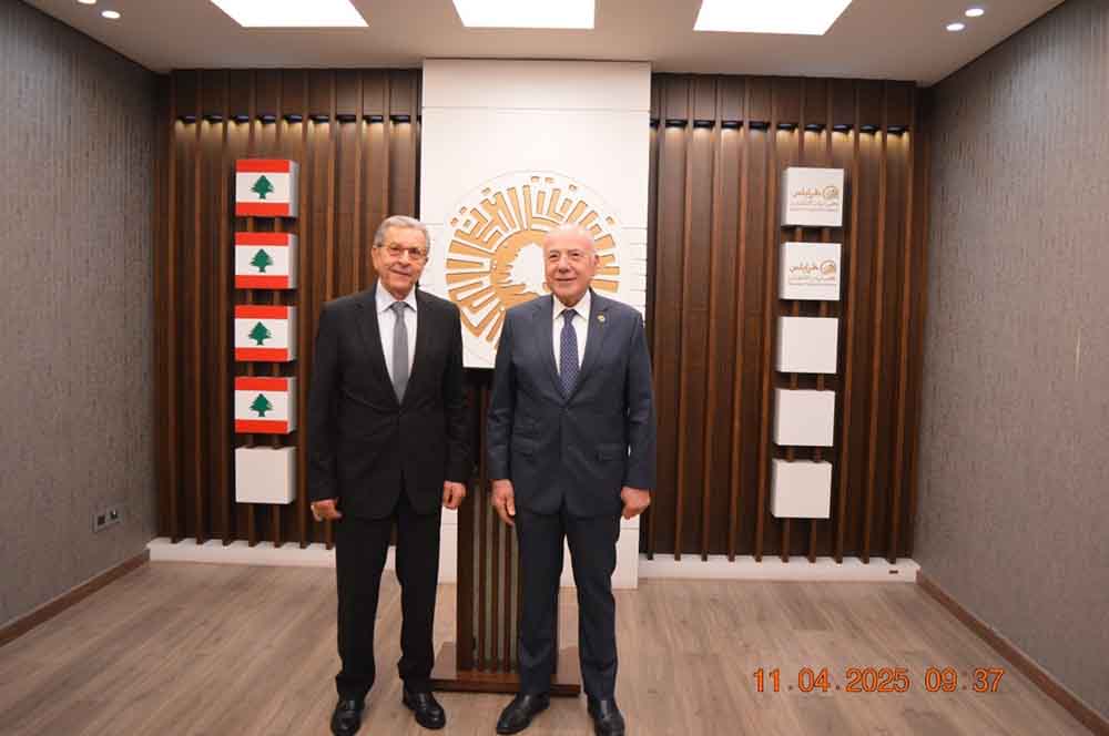 استقبل  رئيس غرفة التجارة والصناعة والزراعة في طرابلس والشمال توفيق دبوسي سفير الجزائر في لبنان كمال بو شامة يرافقه وفد من السفارة بحضور مديرة الغرفة ليندا سلطان حيث جرى البحث في تعزيز العلاقات الثنائية بين البلدين.    عرض الرئيس دبوسي خلال اللقاء مشاريع غرفة طرابلس الكبرى، وشدد على أهمية تعزيز علاقات الشراكة اللبنانية الجزائرية وتتفيذ مشاريع اضافية علمية تواكب التطورات التي تشهدها اقتصادات العالم المعاصر في مختلف القطاعات.  من جهته، أكد السفير بوشامة انه أراد أن يستهل زيارته لطرابلس من غرفتها وهي زيارة است