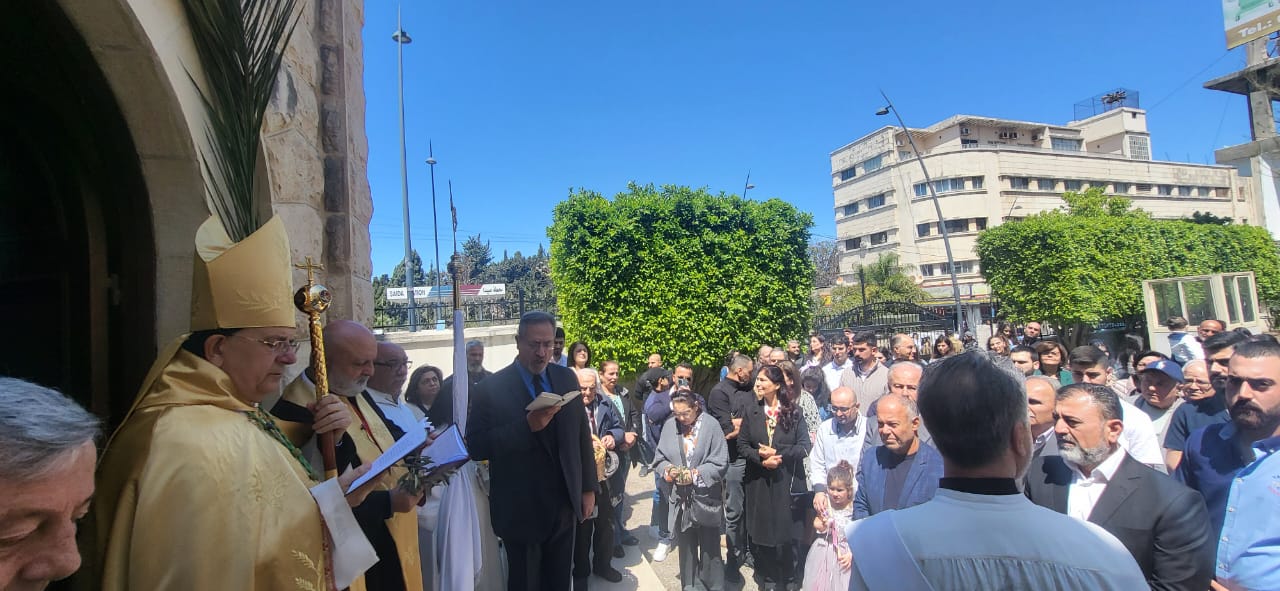 في أحد الشعانين... المطران مارون العمار: لنصغِ إلى أطفالنا، فهم يحملون رسالة السلام الحقيقي