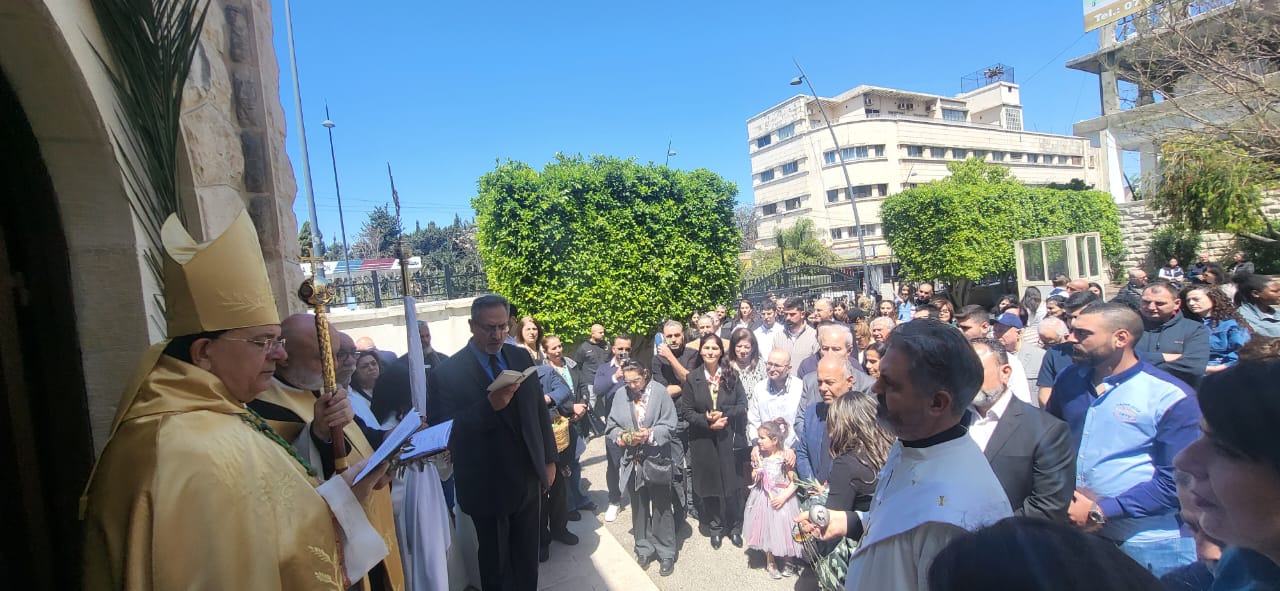 في أحد الشعانين... المطران مارون العمار: لنصغِ إلى أطفالنا، فهم يحملون رسالة السلام الحقيقي